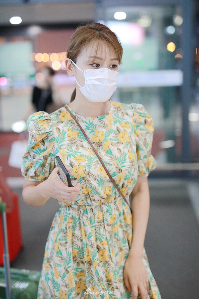 田亮美妻叶一茜碎花裙造型复古 戴金色发卡青春可爱