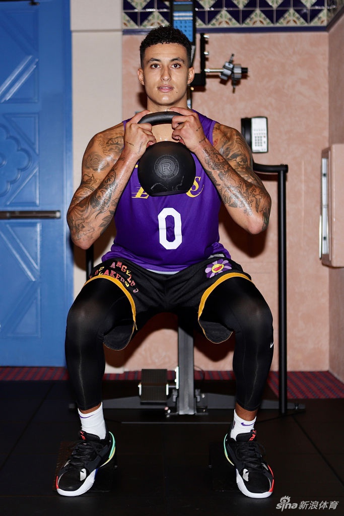 詹姆斯健身房狂练力量 詹皇这一身肌肉什么水平