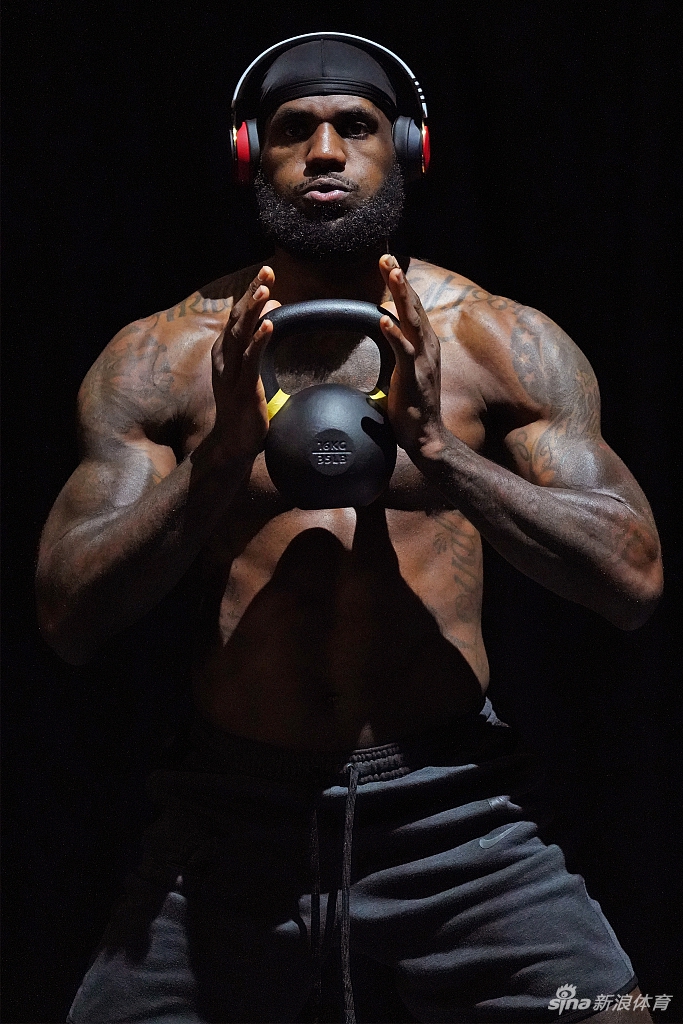 詹姆斯光膀子力量训练写真 感受35岁老汉的身材