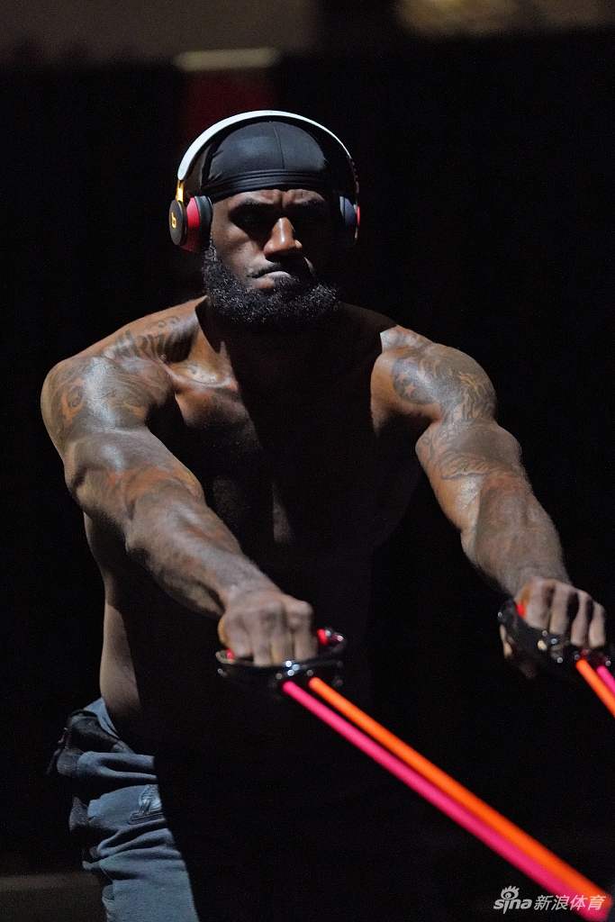 詹姆斯光膀子力量训练写真 感受35岁老汉的身材