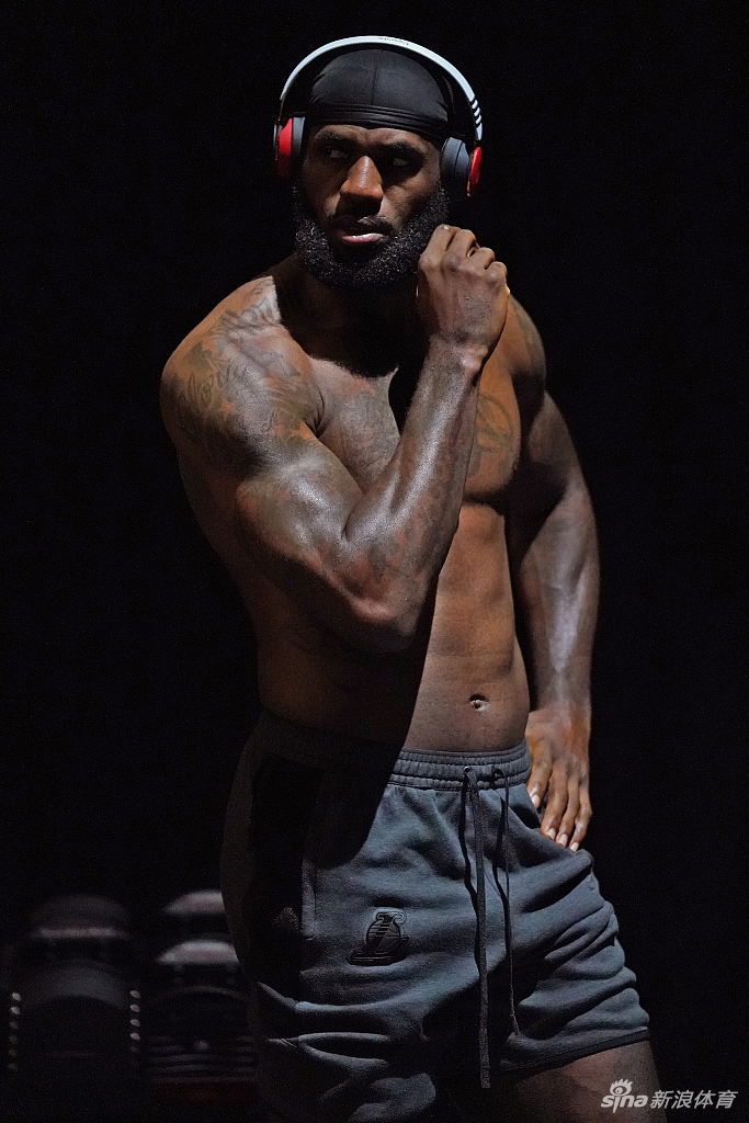 詹姆斯光膀子力量训练写真 感受35岁老汉的身材