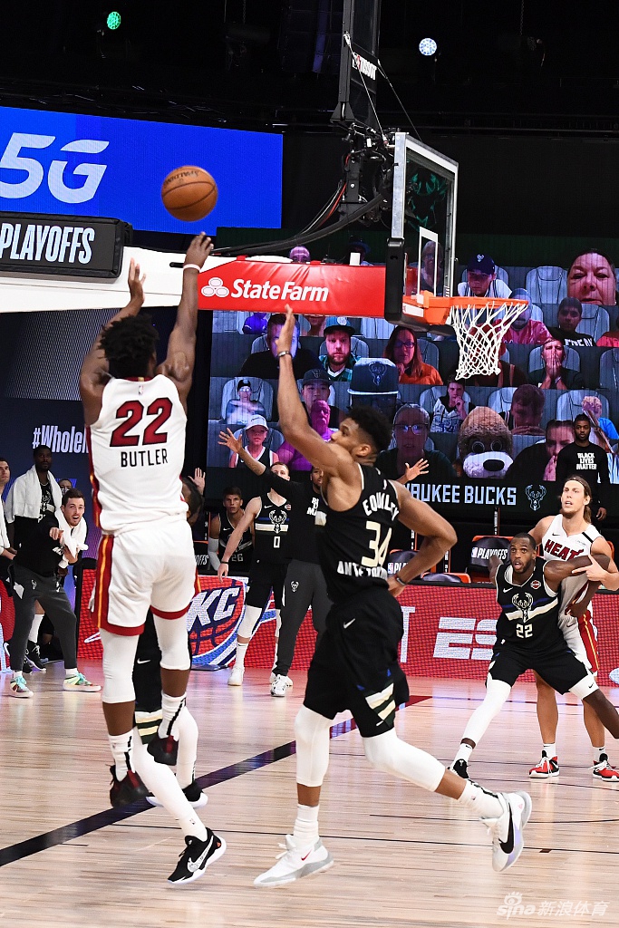 字母哥犯规瞬间