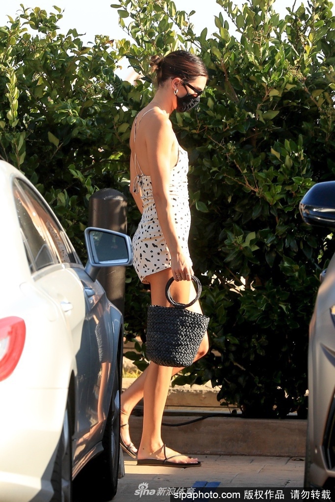 布克与詹娜约会用餐 詹娜一袭紧身吊带裙超迷人