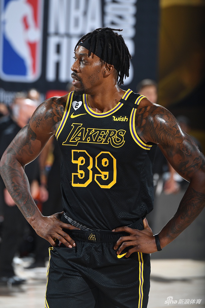 火爆冲突！巴特勒霍华德篮下抱摔！