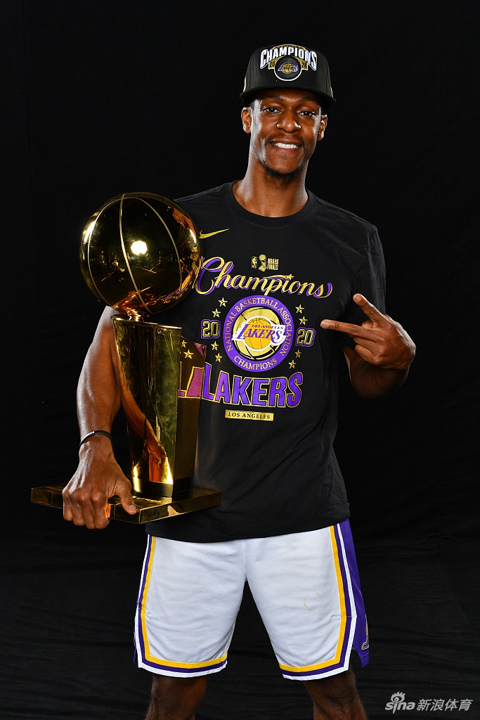 湖人拍摄总冠军写真 詹姆斯圆梦第四冠