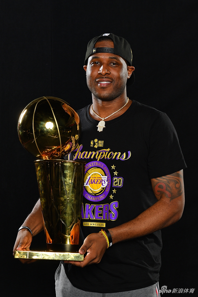 湖人拍摄总冠军写真 詹姆斯圆梦第四冠