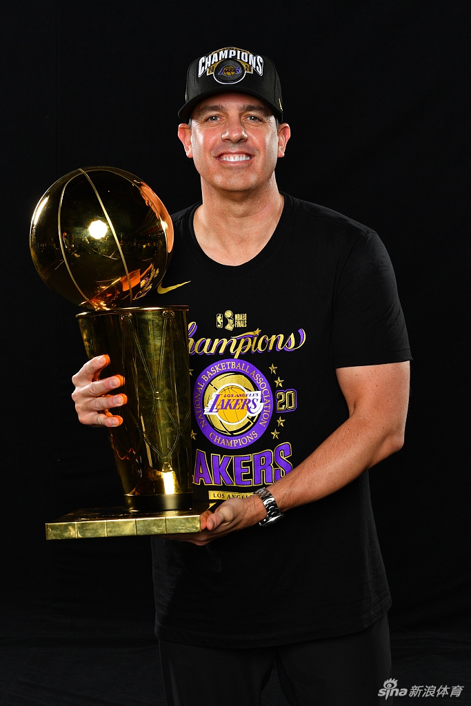 湖人拍摄总冠军写真 詹姆斯圆梦第四冠