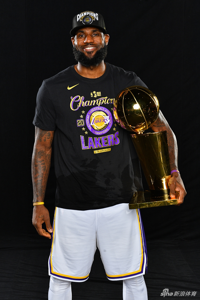 湖人拍摄总冠军写真 詹姆斯圆梦第四冠