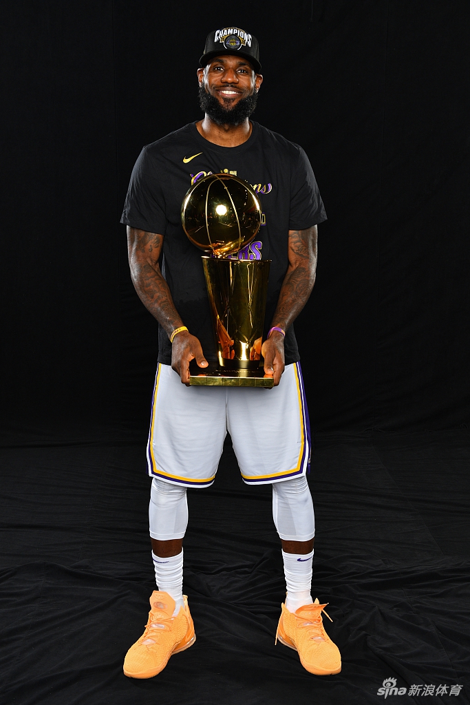 湖人拍摄总冠军写真 詹姆斯圆梦第四冠