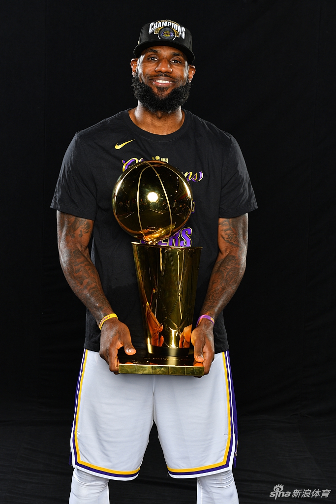 湖人拍摄总冠军写真 詹姆斯圆梦第四冠