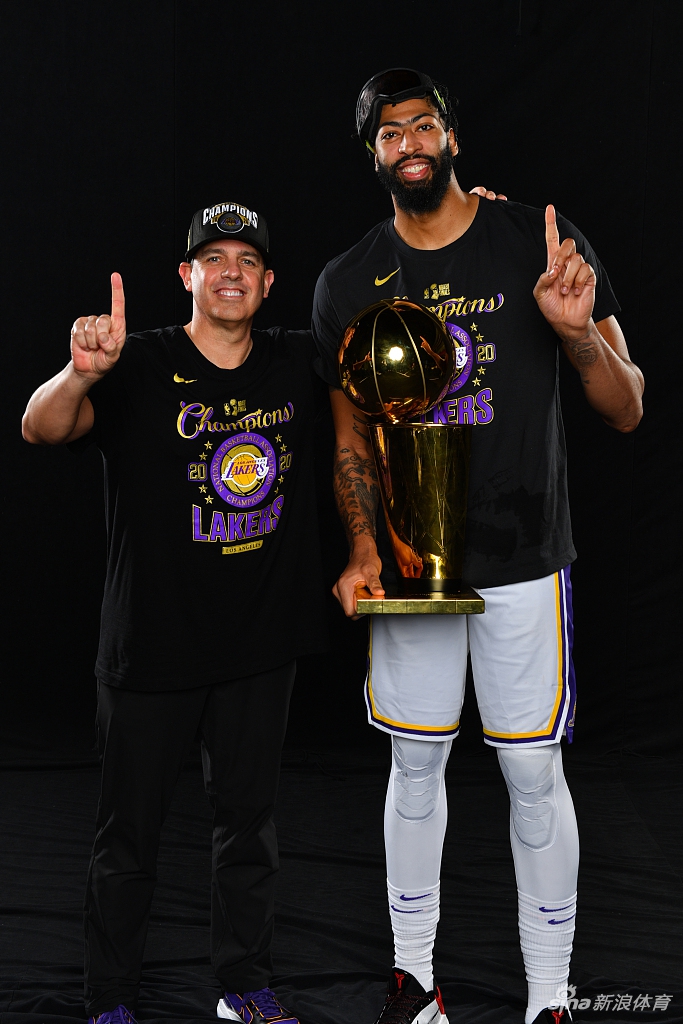 湖人拍摄总冠军写真 詹姆斯圆梦第四冠