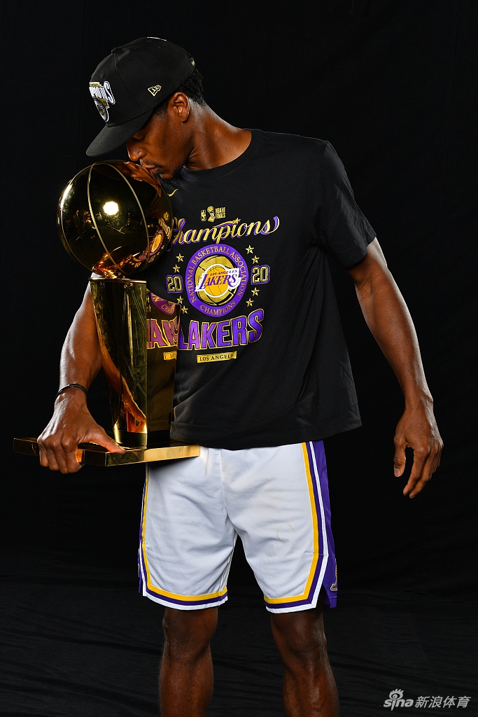 湖人拍摄总冠军写真 詹姆斯圆梦第四冠