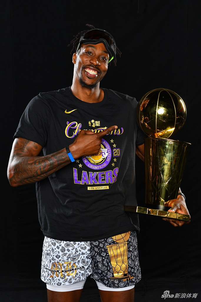 湖人拍摄总冠军写真 詹姆斯圆梦第四冠