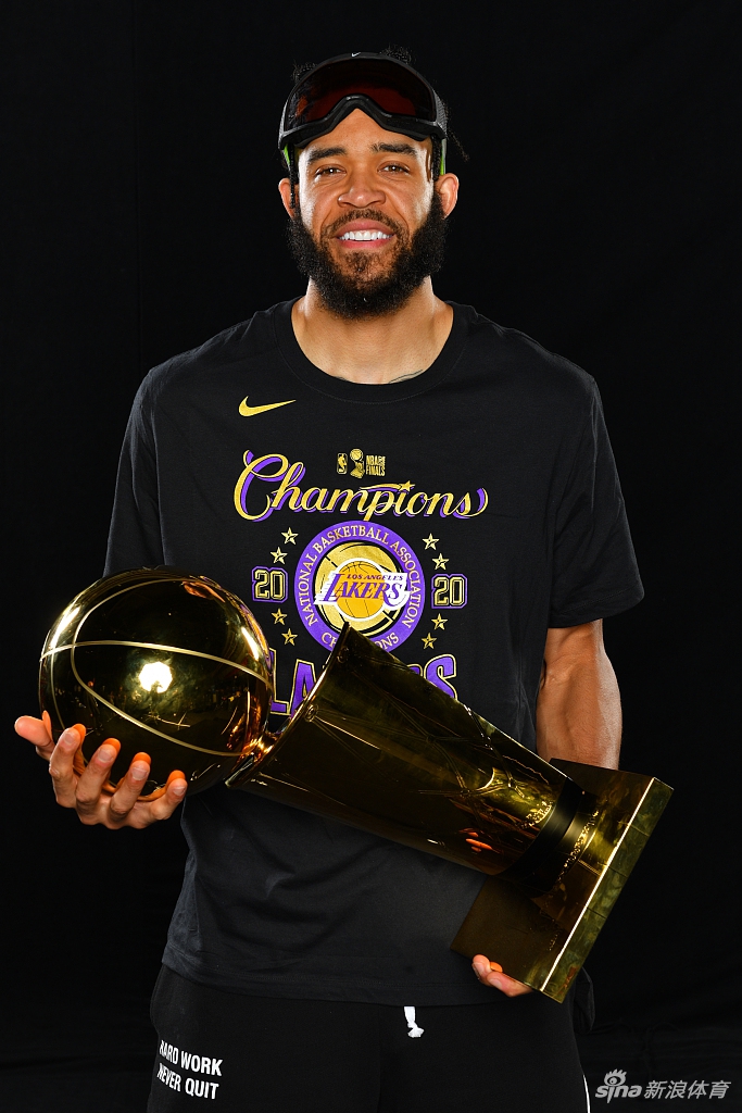 湖人拍摄总冠军写真 詹姆斯圆梦第四冠
