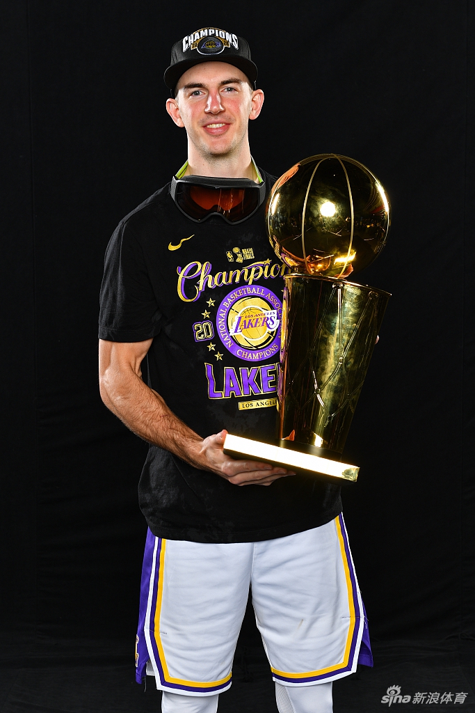 湖人拍摄总冠军写真 詹姆斯圆梦第四冠