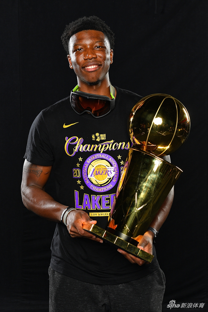 湖人拍摄总冠军写真 詹姆斯圆梦第四冠