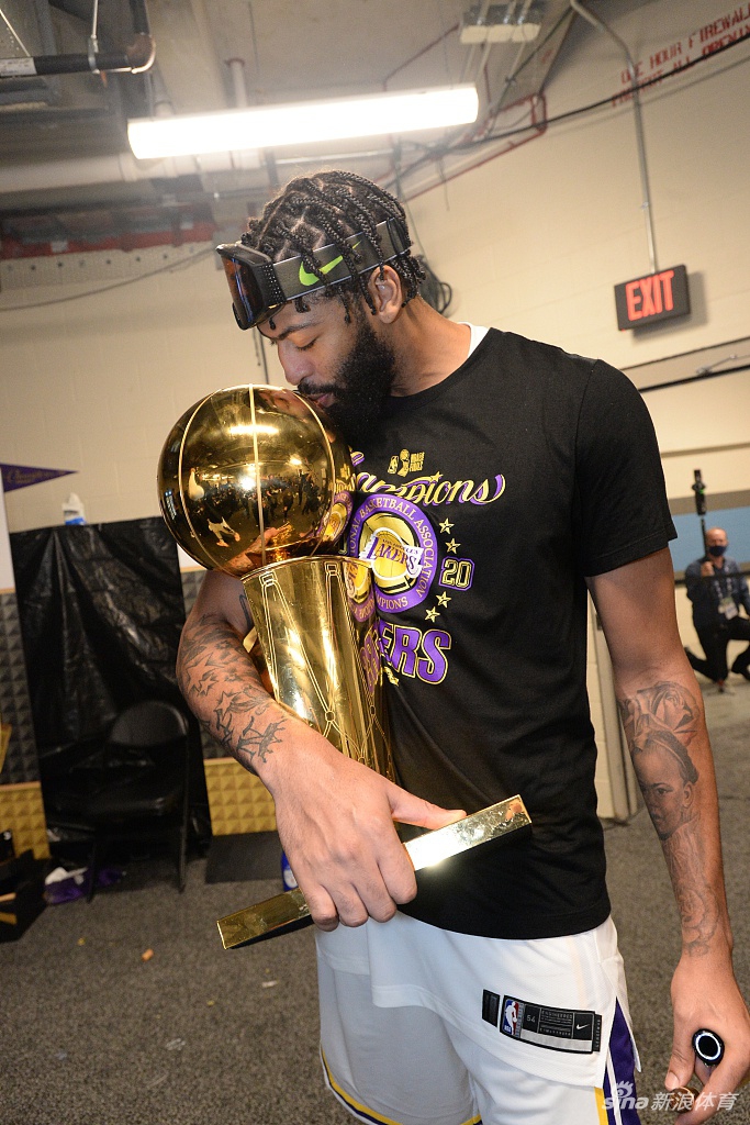 湖人球员更衣室开香槟庆祝夺冠 詹姆斯激情喷射