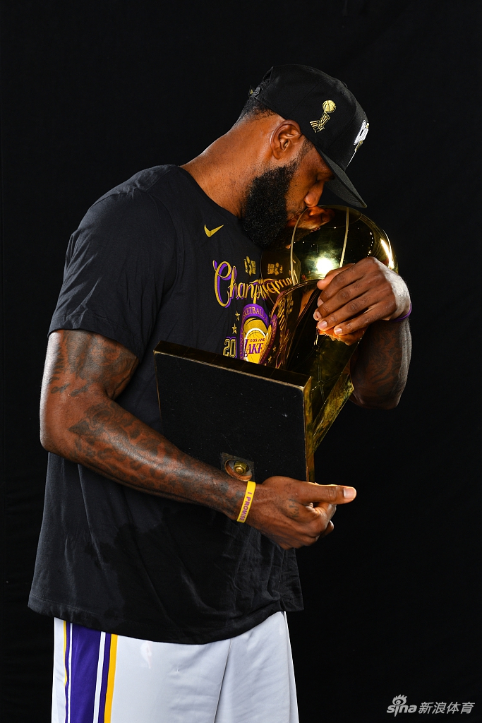 湖人拍摄总冠军写真 詹姆斯圆梦第四冠