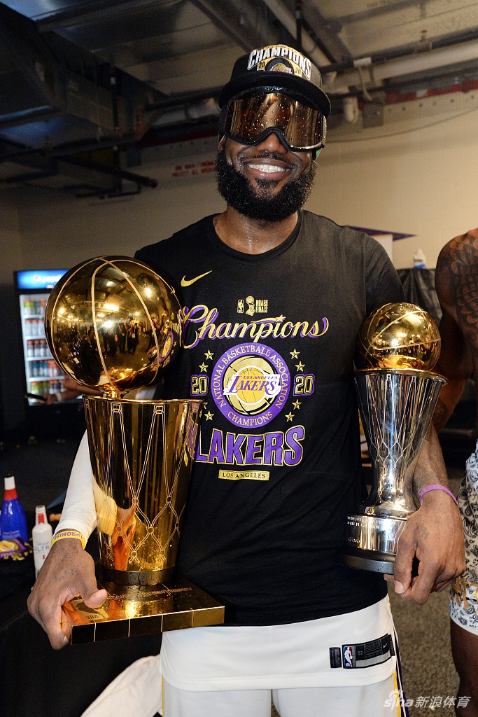 湖人球员更衣室开香槟庆祝夺冠 詹姆斯激情喷射