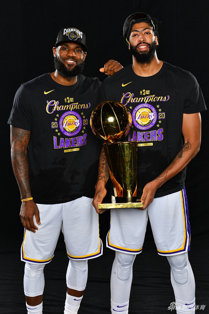 湖人拍摄总冠军写真 詹姆斯圆梦第四冠