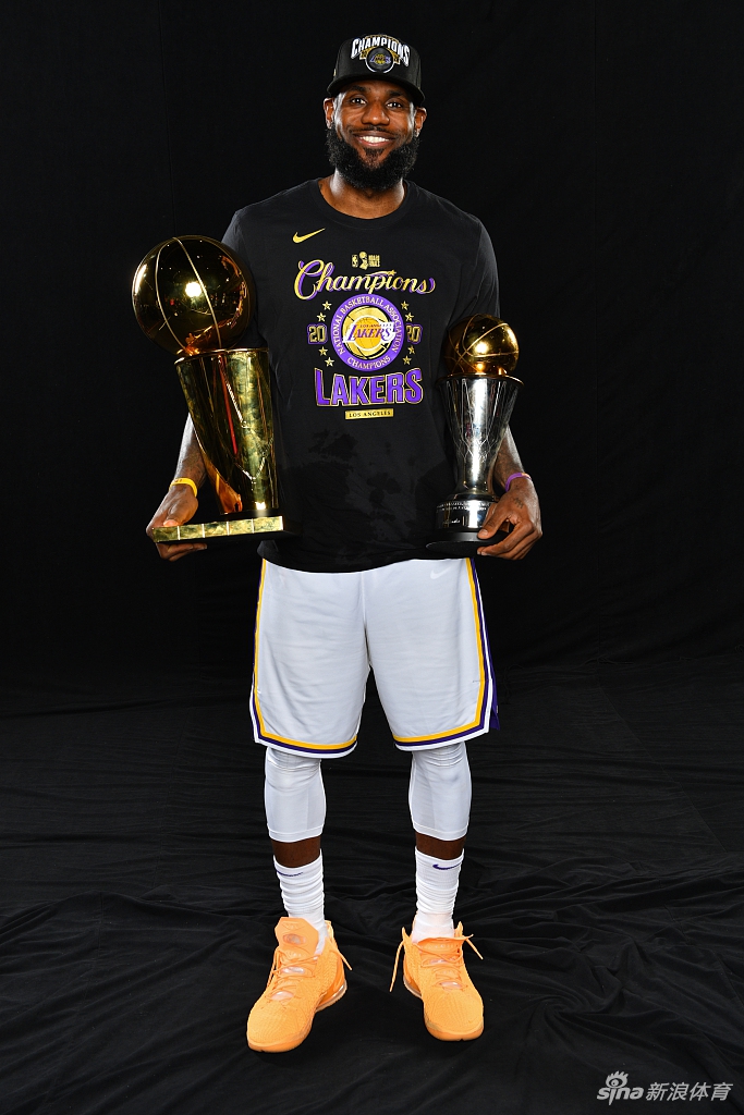 湖人拍摄总冠军写真 詹姆斯圆梦第四冠
