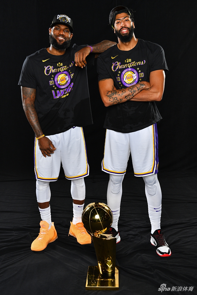 湖人拍摄总冠军写真 詹姆斯圆梦第四冠
