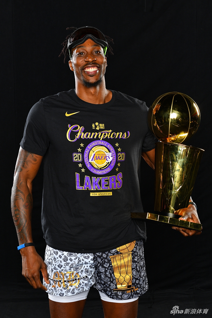 湖人拍摄总冠军写真 詹姆斯圆梦第四冠