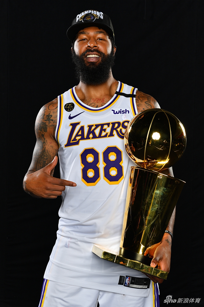 湖人拍摄总冠军写真 詹姆斯圆梦第四冠
