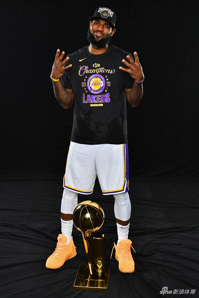 湖人拍摄总冠军写真 詹姆斯圆梦第四冠