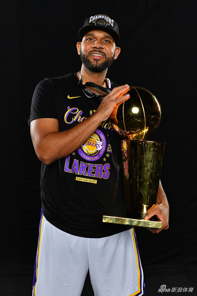 湖人拍摄总冠军写真 詹姆斯圆梦第四冠