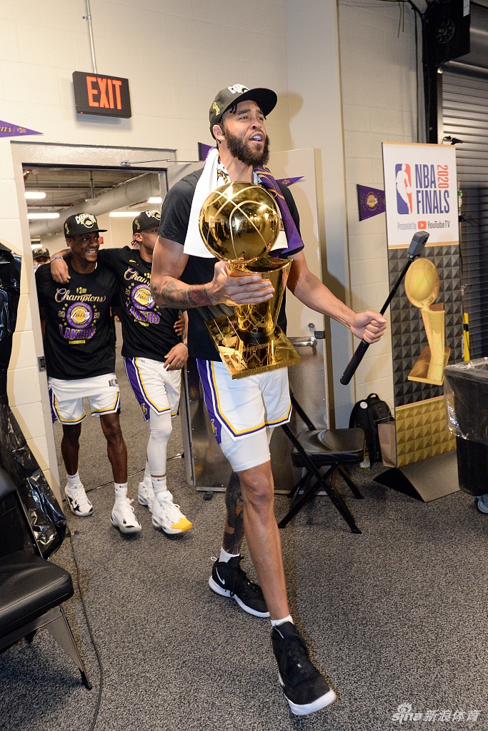 湖人球员更衣室开香槟庆祝夺冠 詹姆斯激情喷射