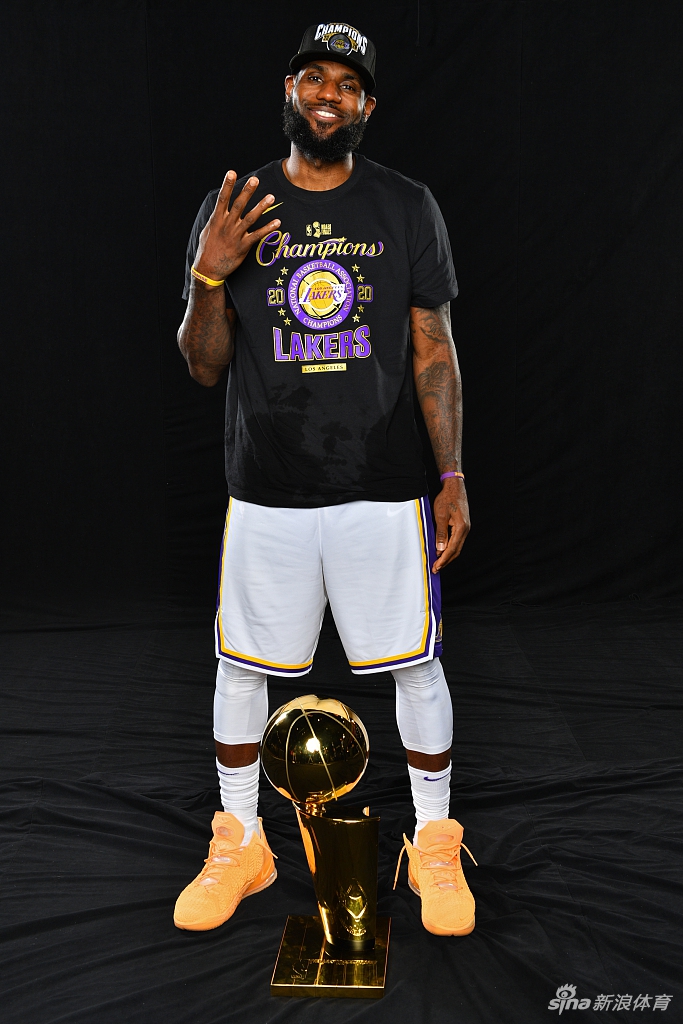 湖人拍摄总冠军写真 詹姆斯圆梦第四冠
