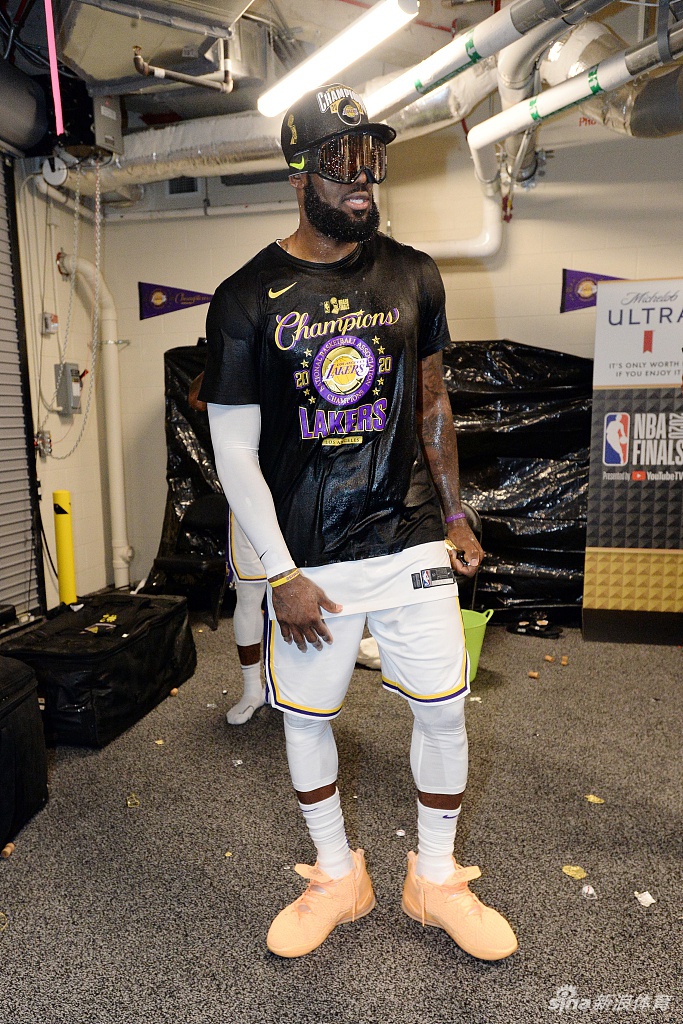 湖人球员更衣室开香槟庆祝夺冠 詹姆斯激情喷射