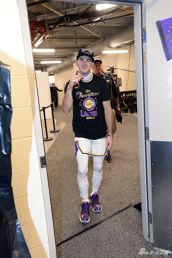 湖人球员更衣室开香槟庆祝夺冠 詹姆斯激情喷射