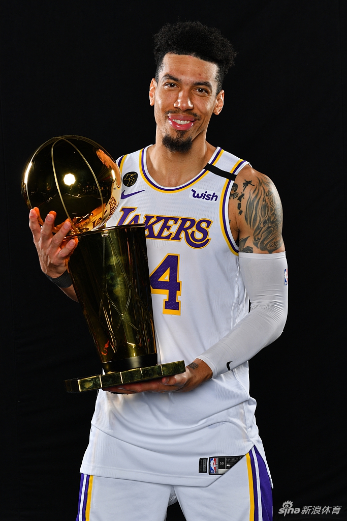 湖人拍摄总冠军写真 詹姆斯圆梦第四冠