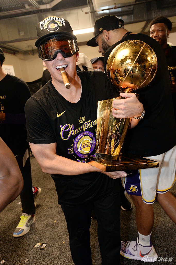 湖人球员更衣室开香槟庆祝夺冠 詹姆斯激情喷射