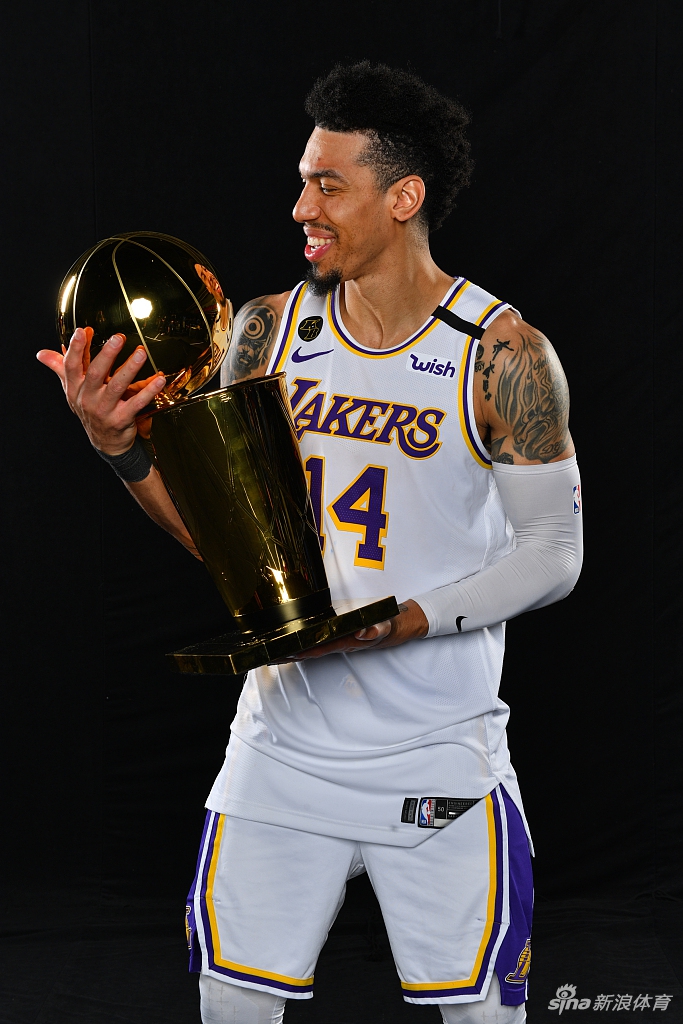 湖人拍摄总冠军写真 詹姆斯圆梦第四冠
