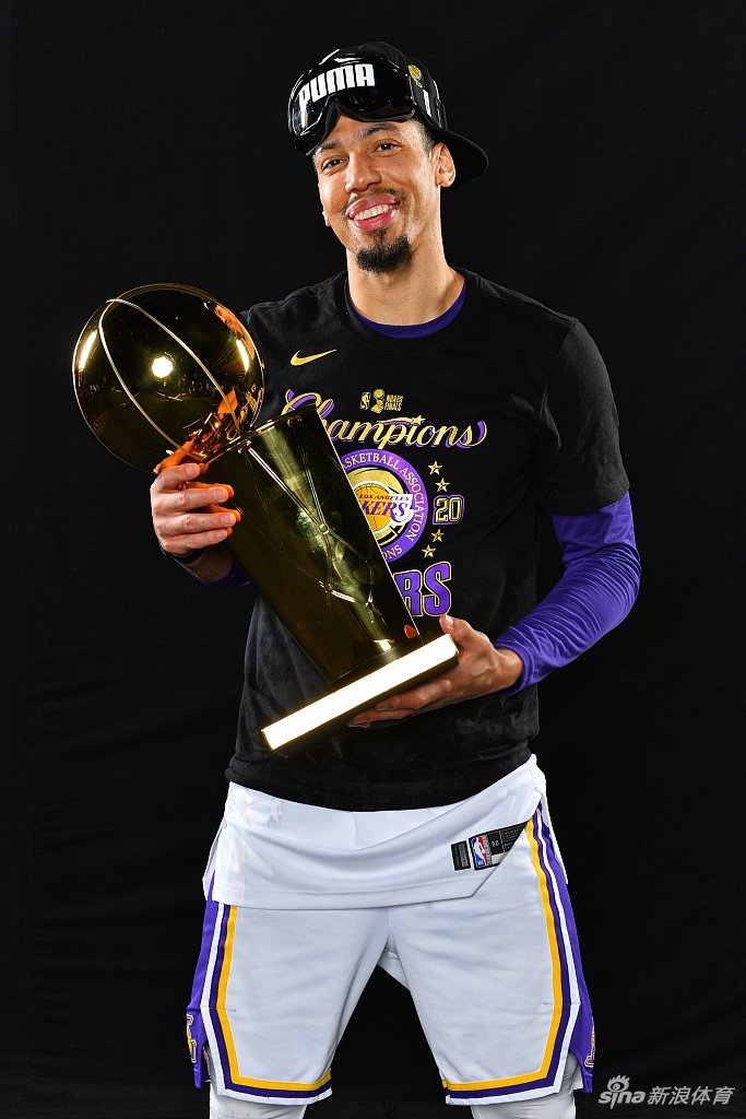 湖人拍摄总冠军写真 詹姆斯圆梦第四冠