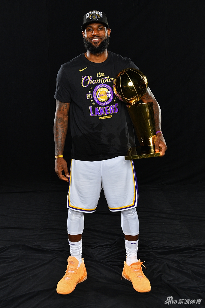 湖人拍摄总冠军写真 詹姆斯圆梦第四冠
