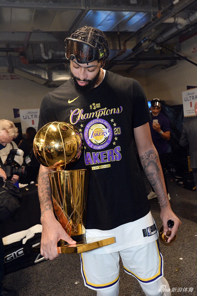 湖人球员更衣室开香槟庆祝夺冠 詹姆斯激情喷射