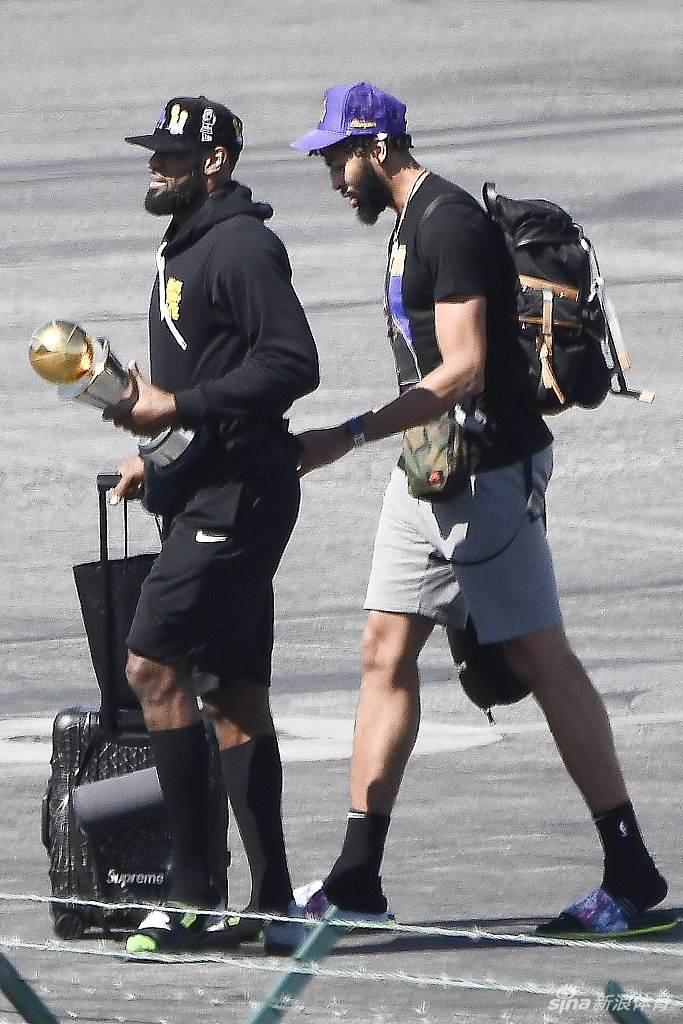 詹姆斯引领湖人众将凯旋 洛杉矶！你的冠军回来了！