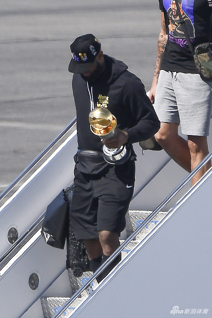 詹姆斯引领湖人众将凯旋 洛杉矶！你的冠军回来了！