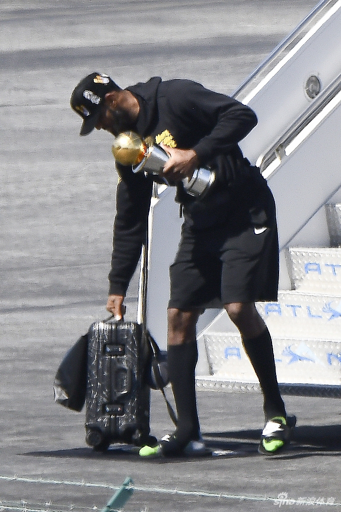 詹姆斯引领湖人众将凯旋 洛杉矶！你的冠军回来了！