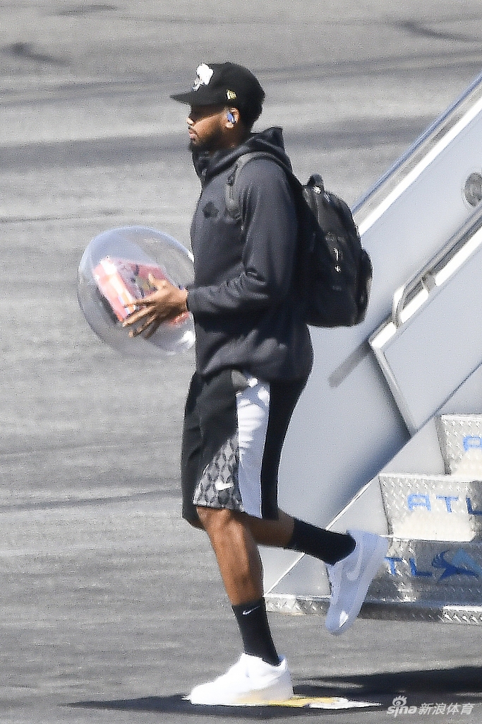 詹姆斯引领湖人众将凯旋 洛杉矶！你的冠军回来了！