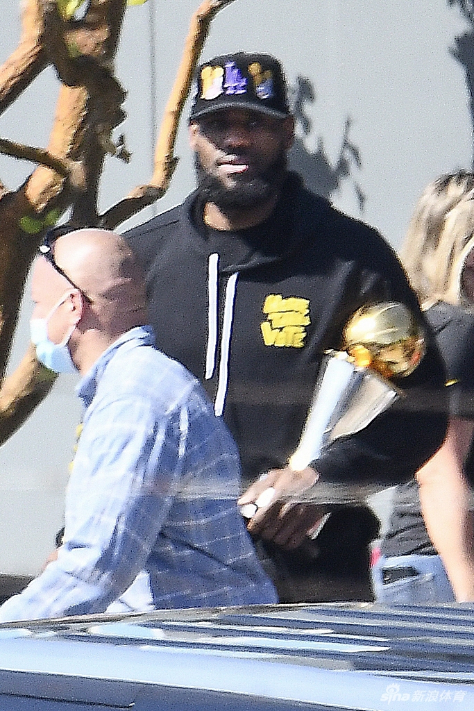 詹姆斯引领湖人众将凯旋 洛杉矶！你的冠军回来了！