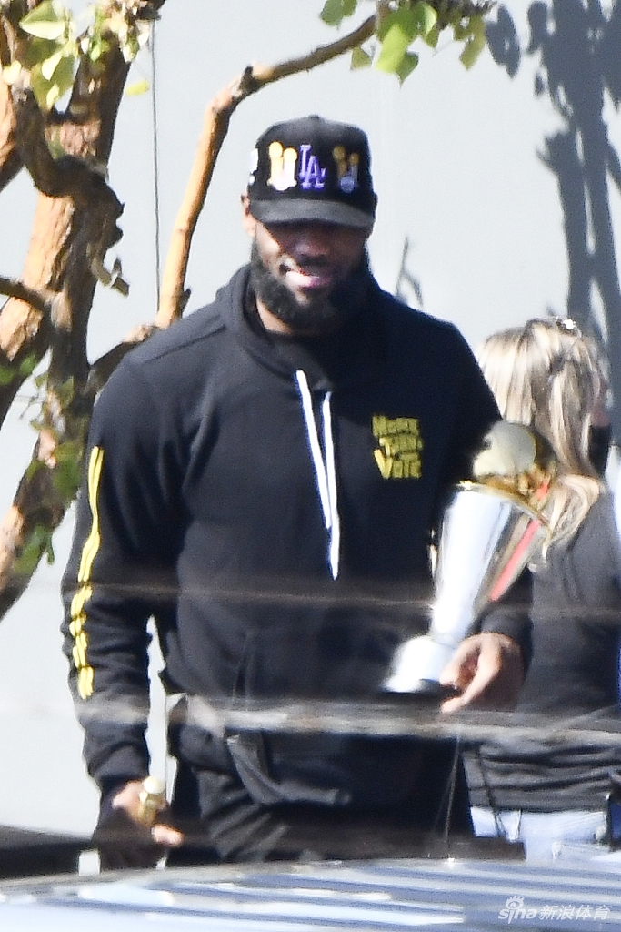 詹姆斯引领湖人众将凯旋 洛杉矶！你的冠军回来了！