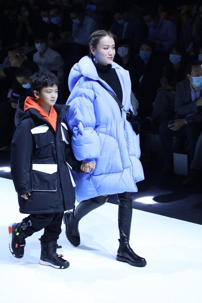 田亮儿子首登时装周走秀大方自信 叶一茜感慨儿子长大了