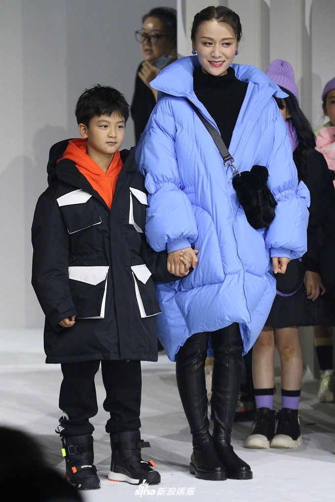 田亮儿子首登时装周走秀大方自信 叶一茜感慨儿子长大了