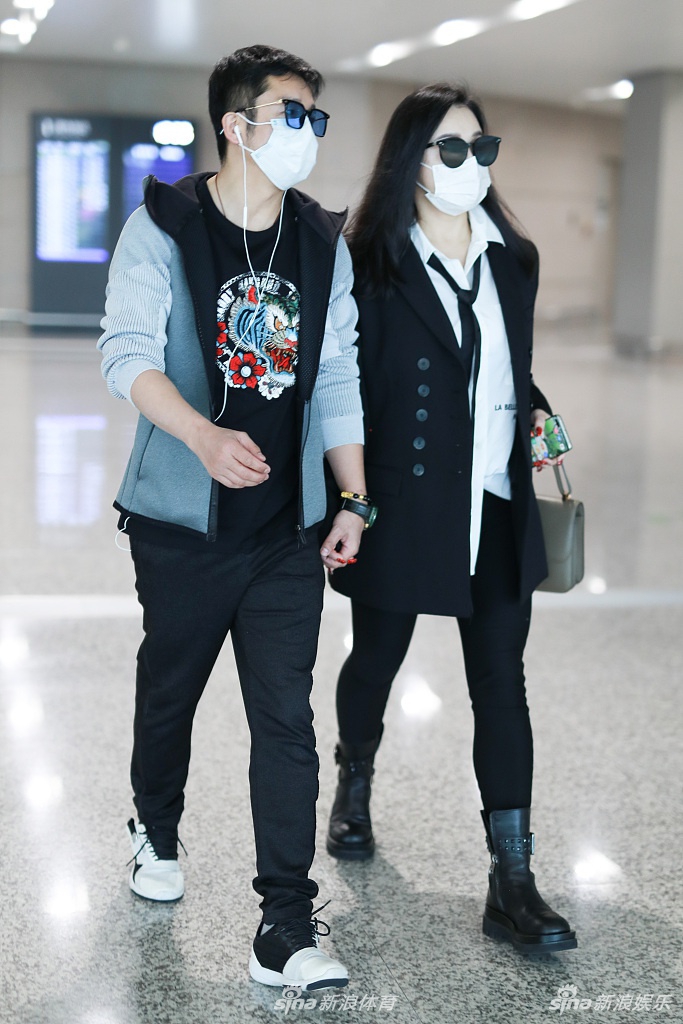 邹市明牵手娇妻赶飞机显霸气 冉莹颖穿小西服简约时尚