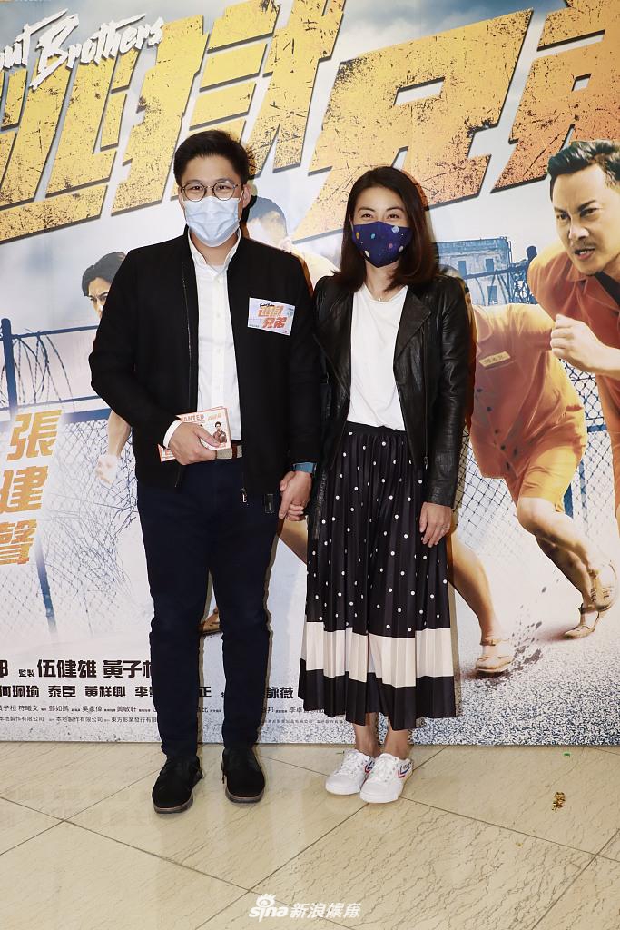 郭晶晶穿皮衣配波点裙优雅亮相 牵手霍启刚看电影超甜蜜